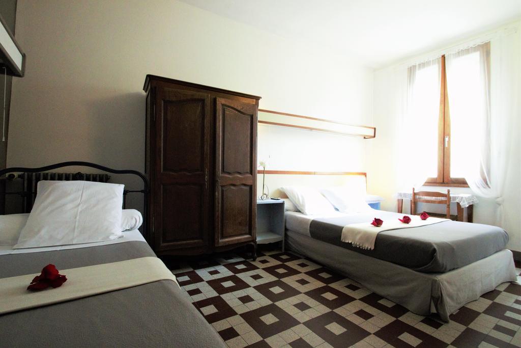 Hotel Innova Cardabella Авиньон Стая снимка