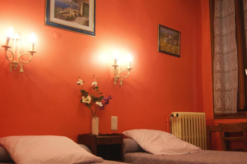 Hotel Innova Cardabella Авиньон Стая снимка