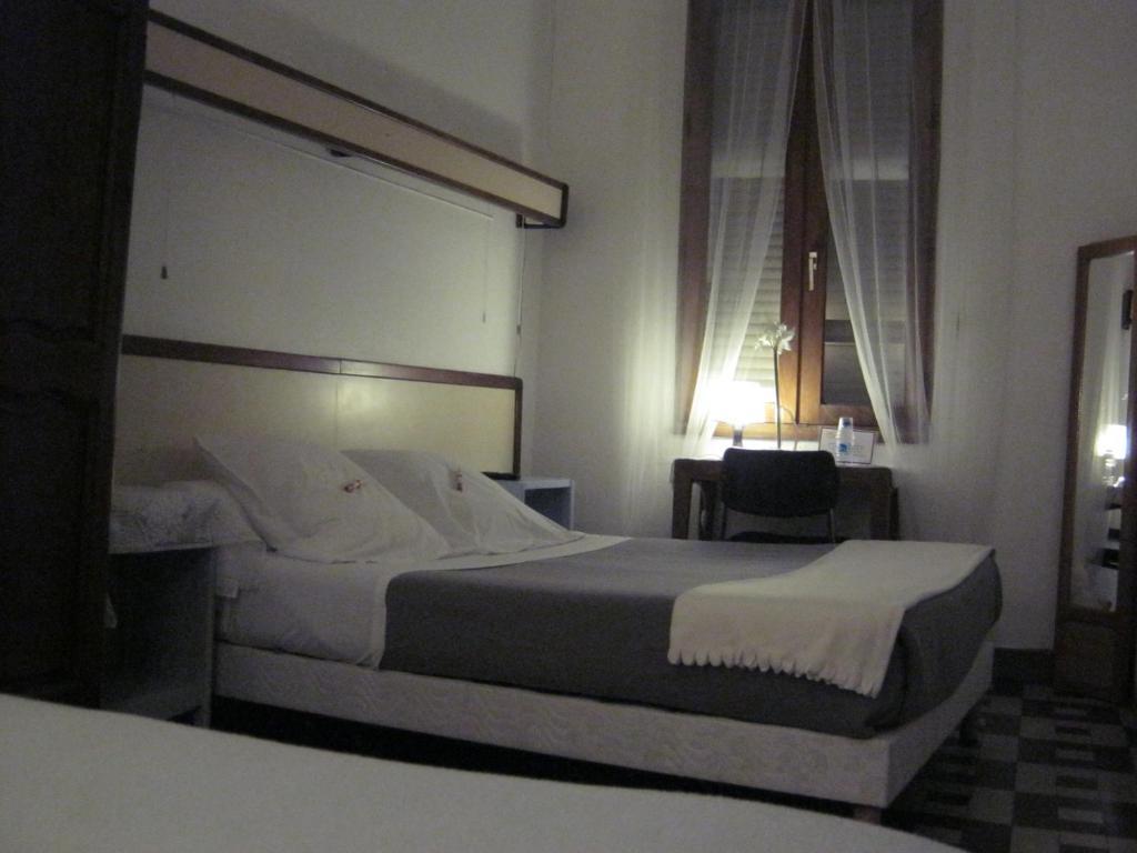 Hotel Innova Cardabella Авиньон Стая снимка
