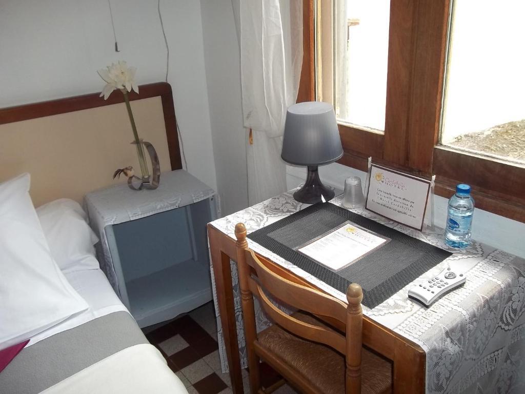 Hotel Innova Cardabella Авиньон Стая снимка
