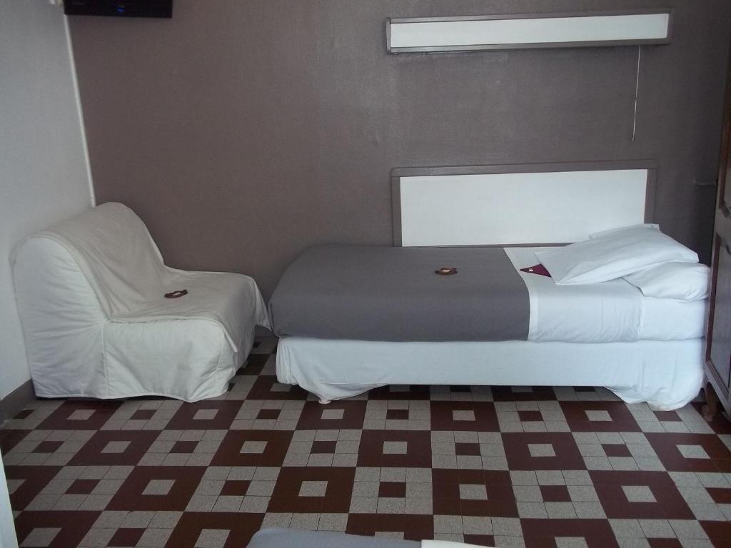 Hotel Innova Cardabella Авиньон Стая снимка